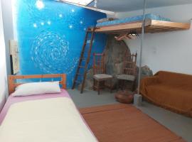 Twin room in the greenhouse close to mountains and surf paradise, camping em Tejina