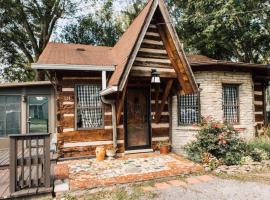 Downtown-Urban Cabin Unique Stay, holiday rental in Murfreesboro