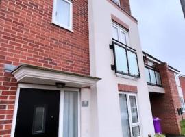 3 stories, 5 BR House in Prime Location with balcony and shared Garden, hotel cerca de Túneles Williamson, Liverpool