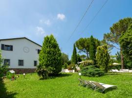 Awesome Home In Saludecio With Wifi, hotel s parkiriščem v mestu Saludecio