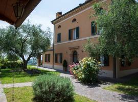 Villa Fiore nel Borgo d'Arte Novilara by Yohome, hotel com estacionamento em Novilara