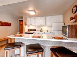 Ideal Breck Location, Downtown, Mountain Views, Wi-Fi, Garage Parking TE405, hotel with jacuzzis in Breckenridge