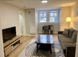 Lincoln Park Aparment with Backyard!, hotel near Peggy Notebaert Nature Museum, Chicago