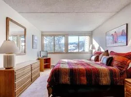 Unwind in Spacious Comfort, 2 Bedroom Retreat in an Unbeatable Downtown Breck Location TE511