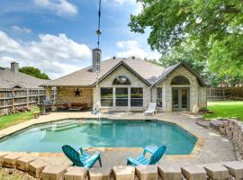 Spacious Flower Mound Home in Central Location!, hotel sa Flower Mound
