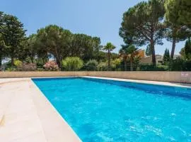 5 personnes piscine pinède et mer