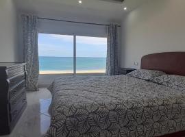 Résidence Al Amine Plage accès direct à la plage, hotell i Fnidek