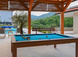 Villa Suzana grijani bazen i biljar na otvorenom, holiday home in Veprinac