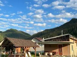 Затишний будиночок біля річки