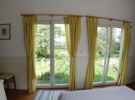 Innisfreedom cabin, hotel near Parkes Castle, Sligo