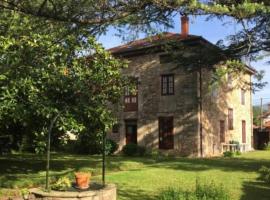 Casa Los Lomas, hotel bajet di Arenas de Iguña