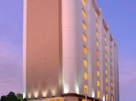 Four Points by Sheraton Ahmedabad, отель в Ахмадабаде, рядом находится Nehru Bridge