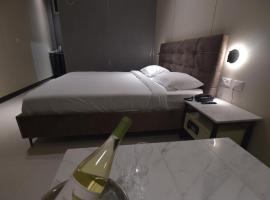 מלון הברון, hotel v mestu Ramat Eliyyahu