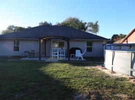 3-bedroom home between the beach & theme parks, apartment in Deltona