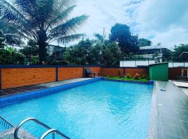 SKY BLUE HOMESTAY with POOL, cottage in Vythiri