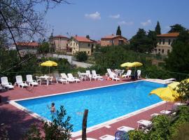 Holiday Home in Paciano with Swimming Pool Terrace Billiards, loma-asunto kohteessa Paciano