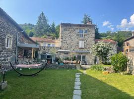 Ferme rénovée avec Piscine, hotel en Polignac