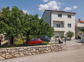 Apartment in ilo on Krk Island, khách sạn ở Šilo