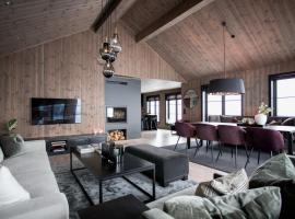 Strandafjellet Panorama Lodge - Large Cabin with Majestic Mountain View, hotel a Stranda