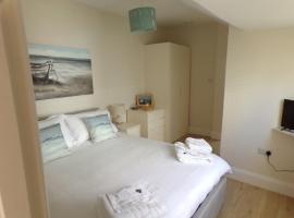 3TheDome - Luxury Ground Floor Apartment opposite the Beach, Barton on Sea, hotel with parking in Barton on Sea