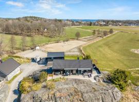 Nytt og sjønært hus med boblebad til leie!, hotel di Grimstad