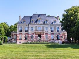 Château de Saint Germain du Plain – hotel z parkingiem w mieście Saint-Étienne-en-Bresse