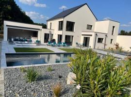 Villa avec piscine et spa proche circuit 24H Le Mans, hotel in Changé