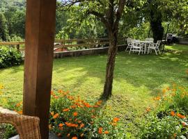 Casa adosada con gran jardín en Osséja, alojamento para férias em Osséja