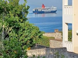 Seaview Luxury Apartment with private parking, hotell sihtkohas Mytilíni