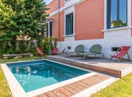 Villa with pool and garden close to Lyon - Welkeys, hotel in Champagne-au-Mont-dʼOr