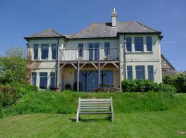 White Horses a large family home in Bantham South Devon with fantastic sea views, готель у місті Біґбарі-он-Сі