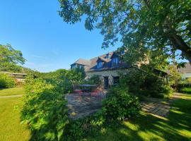 Maison en pierre dans son nid de verdure, khách sạn giá rẻ ở Roz-Landrieux