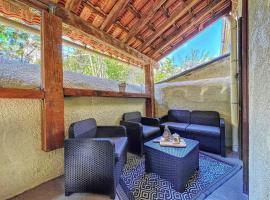 Au Cœur Ardéchois - Avec terrasse ombragée, hotel v destinaci Joyeuse