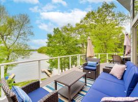 Wisconsin Vacation Rental with Fire Pit on Long Lake, hotel dengan parking di Centuria