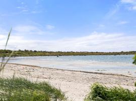 Cozy cottage by the sea south of Varberg, hotel de playa en Tr&auml;sl&ouml;vsl&auml;ge