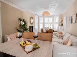 Luxury 4-Bed with Garden, WiFi & Parking - Pottery Place, ξενοδοχείο σε Poole