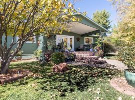 Kapila Gardens Family Retreat w/ private pool, Hotel in Cottonwood