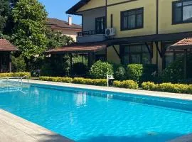 Four seanson müstakil sıcak havuzlu villa