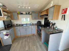 6 Rannoch, lovely holiday static caravan for dogs & their owners., vakantiehuis in Forfar