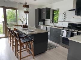 One bedroom with modern kitchen, balcony with water view, hotel v mestu Greenwich