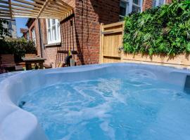 1 The Old Schoolhouse for 5+cot; hot tub, parking, pets, Ferienhaus in Whitstable