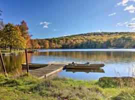 Pocono Lake Vacation Rental with Community Amenities, casa rústica em Pocono Lake