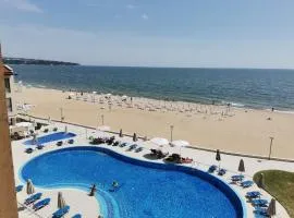 Апартамент Б306 в Обзор Бийч Резорт на първа линия с перфектен изглед към плажа!