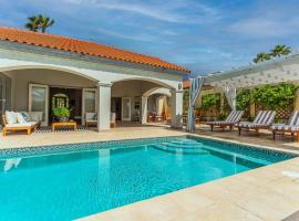 Luxury Pool Villa with View Cabana BBQ 3minBeach in Tierra del Sol, vakantiehuis in Malmok