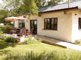 Straw Bale Cottage, hotel Haughleyban