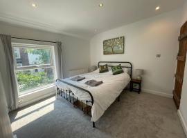 Tucked away house in Macclesfield, hotel with parking in Macclesfield