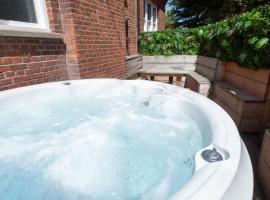 2 The Old Schoolhouse: En-suite, hot tub, parking, pets, hotel v destinaci Whitstable