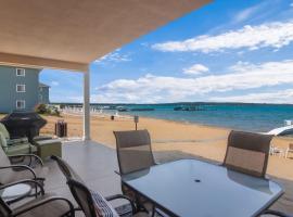 Sugar Beach Villa 1012 Luxury Waterfront Condo、トラバースシティのホテル