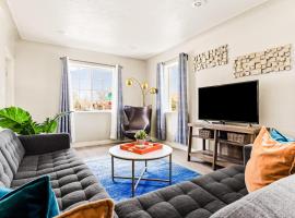 Stylish City Retreat - King Beds - Walk to Sloans Lake, hotel with parking in Denver