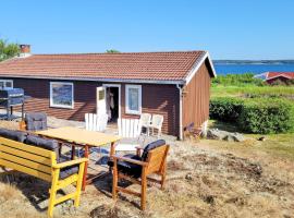 Amazing Home In Bergastrand With Kitchen, Cottage in Berga Strand